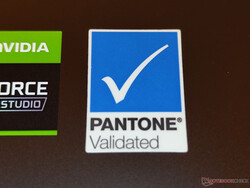 Pantone-Validatet-Sticker am Vivobook Pro 16X OLED