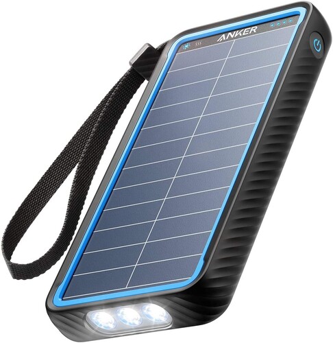 Mit der PowerCore Solar 10000 lassen sich bis zu zwei Geräte per USB laden. Zudem gibt es eine integrierte Taschenlampe. (Bild: Anker)