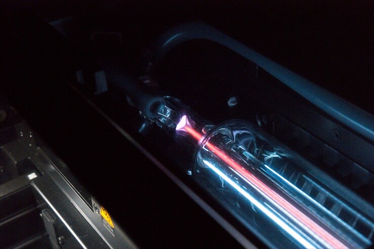 Schick: Der Laserstrahl lässt sich gerade bei höherer Leistung sehen (Hinweis: Die Schutzfolien der Abdeckungen wurden nicht abgezogen)