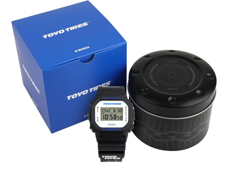 Die Casio G‑Shock DW5600TT25‑1 wird zusammen mit ihrer blauen Toyo‑Tires‑Box und der maßgefertigten Metalldose präsentiert