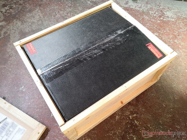 Der Pappkarton passt genau hinein und ist gut geschützt