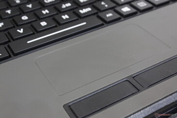Das Clickpad ist klein (~8,4x4,2 cm), funktioniert jedoch einwandfrei mit oder ohne Handschuhe - bei anderen Laptops ist das nicht immer der Fall. Die dedizierten Maustasten besitzen ein moderates Klickgeräusch und ein deutliches Feedback.