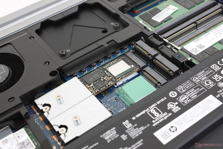 Bis zu vier interne PCIe4-x4-M.2-2.280-SSDs werden unterstützt. Dabei sind zwei Plätze aus Platzgründen vertikal platziert