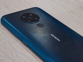 Das Nokia 5.3 zeigt sich einmal mehr mit seinem runden Quad-Cam-Design.