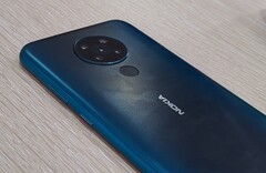 Das Nokia 5.3 zeigt sich einmal mehr mit seinem runden Quad-Cam-Design.
