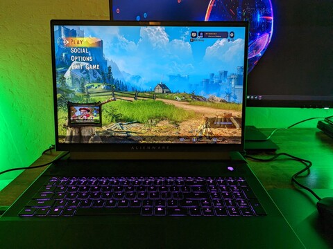 Alienware m18 R1 Laptop im Test: Größer und schwerer als das MSI Titan GT77