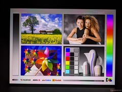 Große OLED-Betrachtungswinkel. Ein Regenbogeneffekt ist aus extremen Winkeln sichtbar