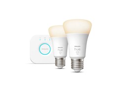 Bei Saturn gibt es aktuell ein Philips Hue Starter Set mit Bridge und zwei Leuchtmitteln für nur 44 Euro. (Bild: Signify)