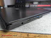 Laptop mit Rundstecker- neben USB-C-Ports