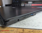 Laptop mit Rundstecker- neben USB-C-Ports