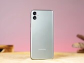 Das Samsung Galaxy F14 bietet einen 6.000 mAh Akku und vier Jahre Updates zum günstigen Preis. (Bild: TechBar, YouTube)