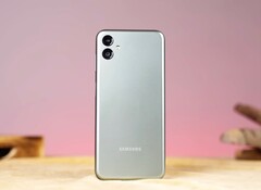 Das Samsung Galaxy F14 bietet einen 6.000 mAh Akku und vier Jahre Updates zum günstigen Preis. (Bild: TechBar, YouTube)