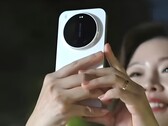 Das soll es sein, das Xiaomi 17 Ultra in den Händen der Xiaomi Vizepräsidentin Xu Fei. (Bildquelle: Weibo, mit AI hochskaliert)