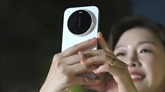 Das soll es sein, das Xiaomi 17 Ultra in den Händen der Xiaomi Vizepräsidentin Xu Fei. (Bildquelle: Weibo, mit AI hochskaliert)