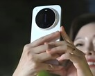 Das soll es sein, das Xiaomi 17 Ultra in den Händen der Xiaomi Vizepräsidentin Xu Fei. (Bildquelle: Weibo, mit AI hochskaliert)
