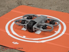 Die neue DJI Avata 360 auf dem orangenen Helipad