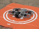 Die neue DJI Avata 360 auf dem orangenen Helipad