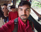 David Good besucht seine Mutter (hinten) in ihrem Dorf und erforscht die Behandlung chronischer Krankheiten (Bild: Yanomami Foundation)