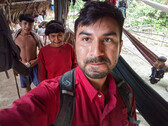 David Good besucht seine Mutter (hinten) in ihrem Dorf und erforscht die Behandlung chronischer Krankheiten (Bild: Yanomami Foundation)