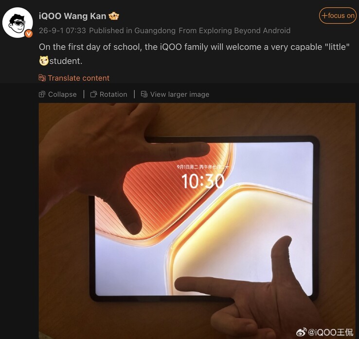 Wang Kan, ein leitender Angestellter von iQOO, scheint ein kompaktes Tablet anzukündigen.