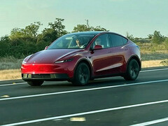 Das Tesla Model Y Standard mit roter Lackierung (Bildquelle: Moose/X)
