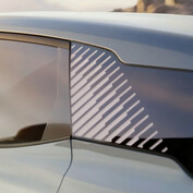 Der neue Ford Explorer Collection kombiniert die exklusive Lackierung in Cactus Grey mit einem erstarkten LFP-Akku und bringt eine vollwertige 230-Volt-Steckdose direkt in den Kofferraum.