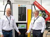 Frank Mühlon, CEO von ABB E-mobility (l.) und István Kapitány, Global Executive Vice President von Shell Mobility. 