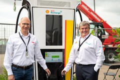 Frank Mühlon, CEO von ABB E-mobility (l.) und István Kapitány, Global Executive Vice President von Shell Mobility. 