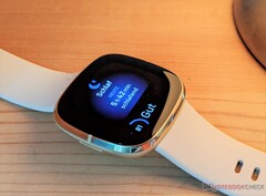 Die Fitbit Sense könnte die Blutdruckmessung in Form eines Updates spendiert bekommen.