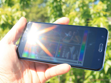 HTC U11 mit direkter Sonneneinstrahlung