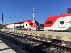 Neue Abgestellte Caltrain-EMUs (Stadler Kiss) warten im Mai 2024 während der Display Week auf ihren Einsatz. (Bildquelle: Andreas Sebayang/Privat)