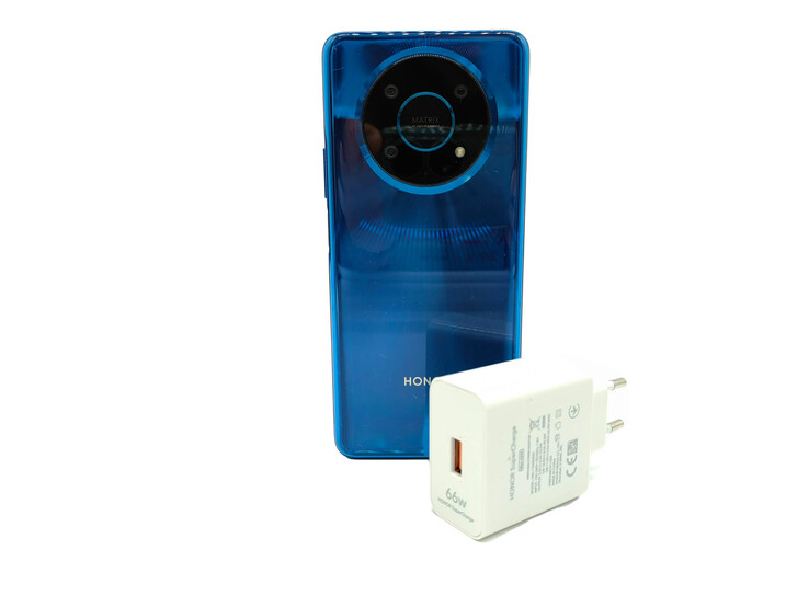 Das 66-Watt-SuperCharge-Ladegerät ist Teil des Lieferumfangs.