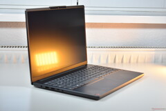 Das Lenovo IdeaPad Slim 3 15Q8X10 mit dem Qualcomm Snapdragon X (Bildquelle: Benjamin Herzig/Notebookcheck)