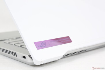 Das glänzende Logo in der Ecke hat einen stärkeren Violettton als beim Vorgänger