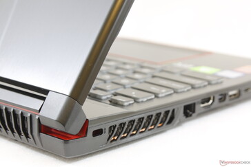 Fingerabdrücke sammeln sich auf dem gebürsteten Aluminium der Handballenablagen und des Deckels schnell an