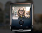 Swipe right to Selfie: Das Außendisplay des Motorola Razr erhält mit Android 10 viele neue Features und Gesten. (Bild: Motorola)