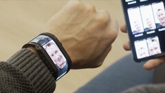 Die Nubia Watch hat bereits gezeigt, wie ein Wearable aussehen kann, dessen Display rund um das Handgelenk geht. (Bild: Nubia)