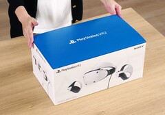 PlayStation VR 2 wird mit zwei Controllern und passenden Ohrhörern ausgeliefert, eine Kamera ist zur Nutzung nicht erforderlich. (Bild: Sony)