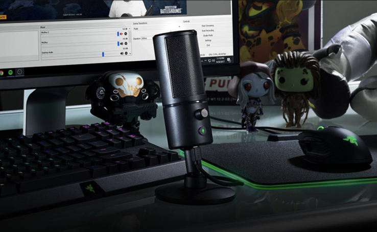 Das PS4-Mikrofon fügt sich durch sein kompaktes Design in jedes Setup ein. (Bild: Razer)