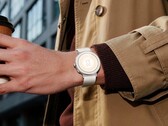 Die Realme Watch S5 setzt auf ein auffälliges Design mit flachem Gehäuse und bedruckter Lünette.