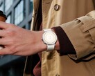 Die Realme Watch S5 setzt auf ein auffälliges Design mit flachem Gehäuse und bedruckter Lünette.