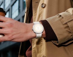 Die Realme Watch S5 setzt auf ein auffälliges Design mit flachem Gehäuse und bedruckter Lünette.