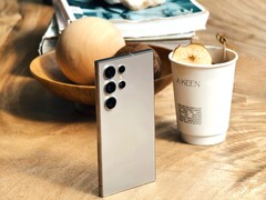 Samsung bestätigt unterschiedliche Prioritäten beim Kamera-Tuning des Samsung Galaxy S24 Ultra, auch ein schnellerer Fingerabdrucksensor ist integriert. (Bild: @bencsin)