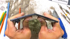 Das Samsung Galaxy Z Fold8 zeigt sich im JerryRigEverything Durability-Test mit den üblichen Foldable-Schwächen, überlebt aber den Bend-Test.
