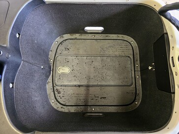 Unter dem Boden der Wanne sitzen die Akkus