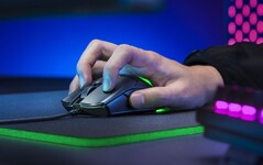 Wer kleine Hände hat oder aber den Krallengriff bevorzugt, der sollte sich die Viper Mini näher ansehen. (Bild: Razer)