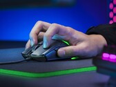 Wer kleine Hände hat oder aber den Krallengriff bevorzugt, der sollte sich die Viper Mini näher ansehen. (Bild: Razer)