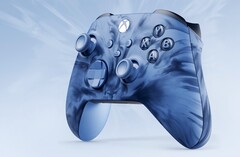 Microsoft präsentiert einen Xbox Controller im auffälligen Stormcloud-Design. (Bild: Microsoft)