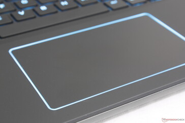 Der Mangel an RGB-Beleuchtung auf der Rückseite wird durch die RGB-Beleuchtung um das Clickpad ausgeglichen