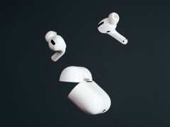 Die Apple AirPods könnten bald weitere Features erhalten, welche Hörgeräten Konkurrenz machen. (Bild: Ethan Rougon)
